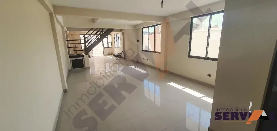 Foto 4 de Hermosa Casa Minimalista, 3 Plantas, Sector Av. Victor Ustariz Km 6
