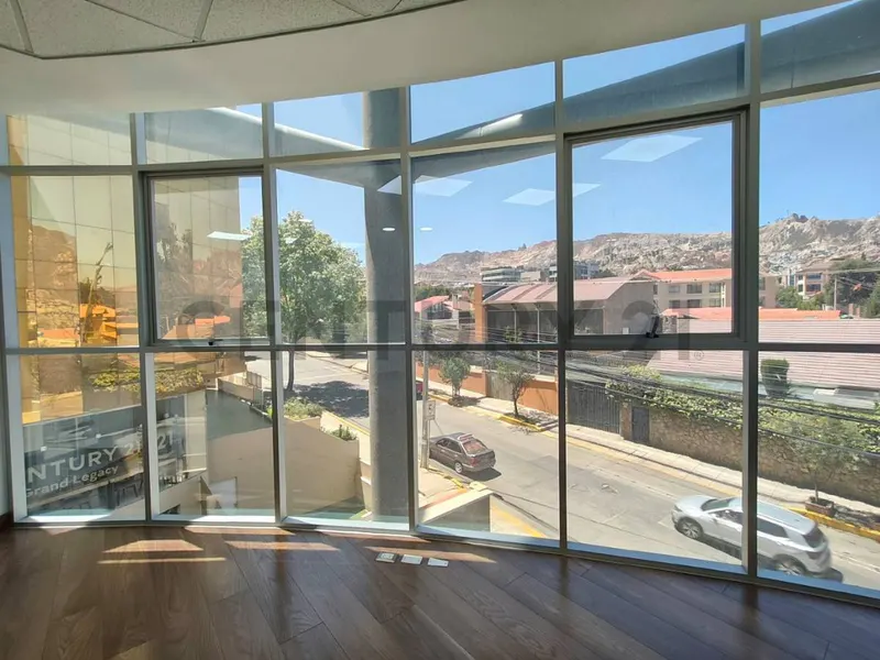 Foto 6 de A Buen precio. Oficina en venta en Calacoto, Av. Sanchez Bustamante y calle 10