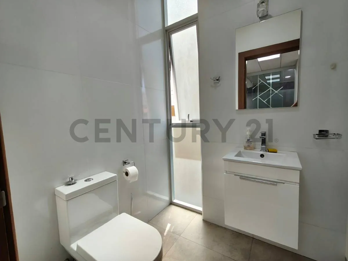 Foto 9 de A Buen precio. Oficina en venta en Calacoto, Av. Sanchez Bustamante y calle 10
