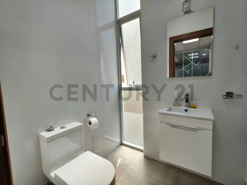 Foto 9 de A Buen precio. Oficina en venta en Calacoto, Av. Sanchez Bustamante y calle 10