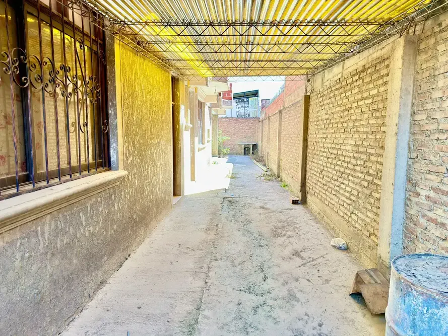 Foto 2 de Casa en Obra Gruesa con Espacio Comercial en Venta