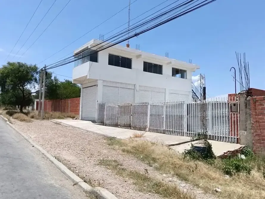 Foto 2 de Alquiler lote con local comercial