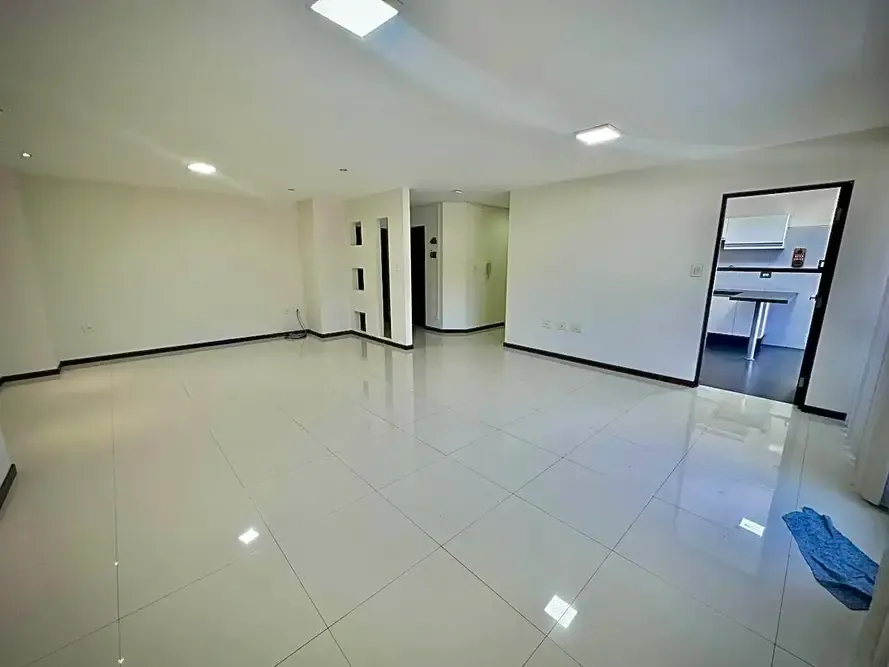 Foto 3 de 🏡 Departamento en Venta – Edificio Montecarlo I | Sucre