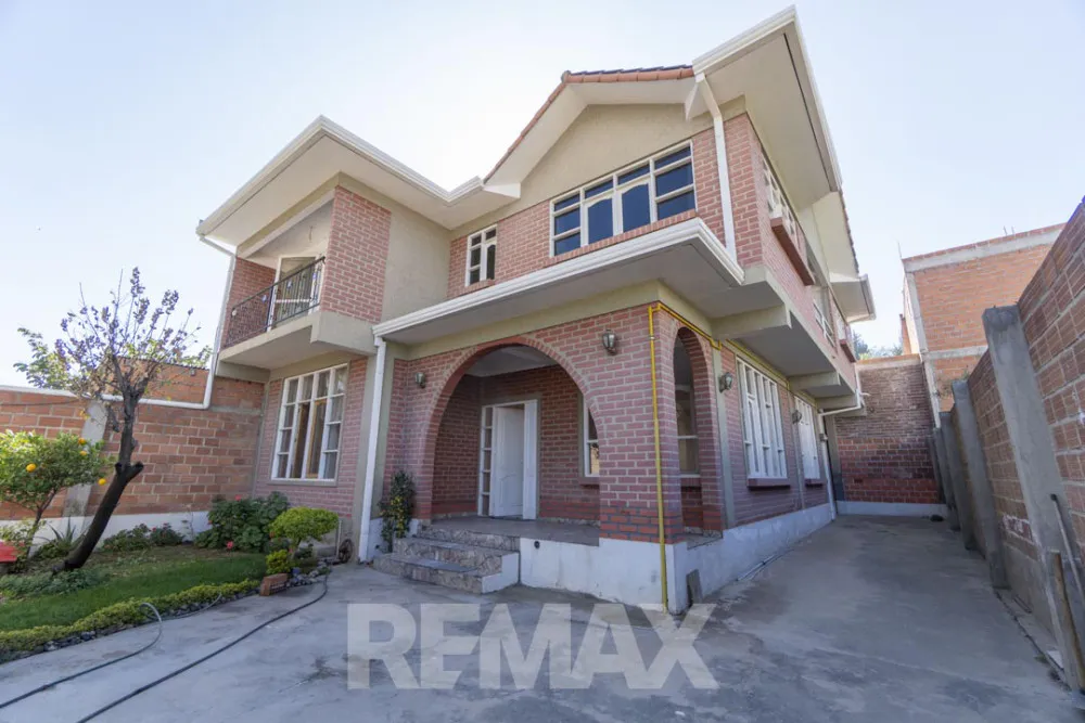 Foto 1 de Hermosa Casa en Venta – Colcapirhua a Una Cuadra de La Av. Blanco Galindo