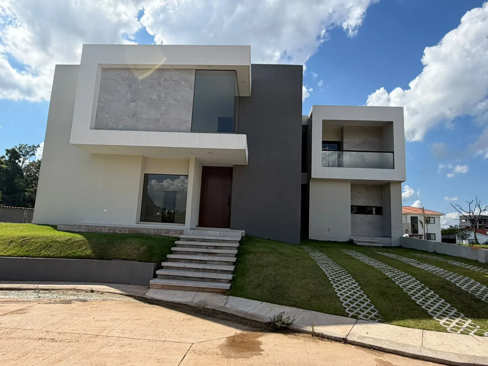 Foto 1 de Lujosa Casa con 4 Suites a Estrenar