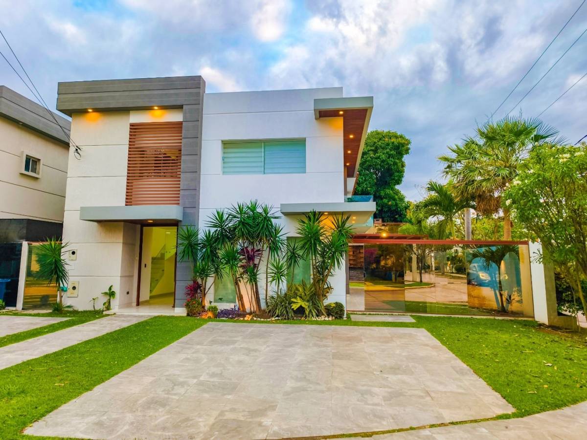 Foto 1 de Elegante casa en alquiler, urb, bosques de la colina