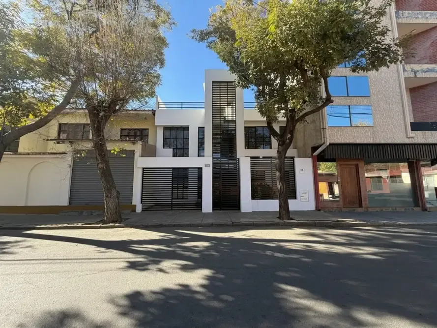 Foto 2 de Casa de 3 plantas con 6 dormitorios en venta en el Noroeste de Tarija