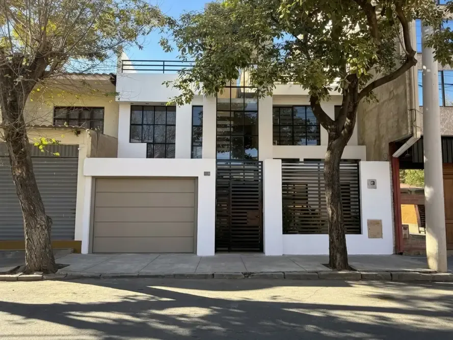 Foto 3 de Casa de 3 plantas con 6 dormitorios en venta en el Noroeste de Tarija
