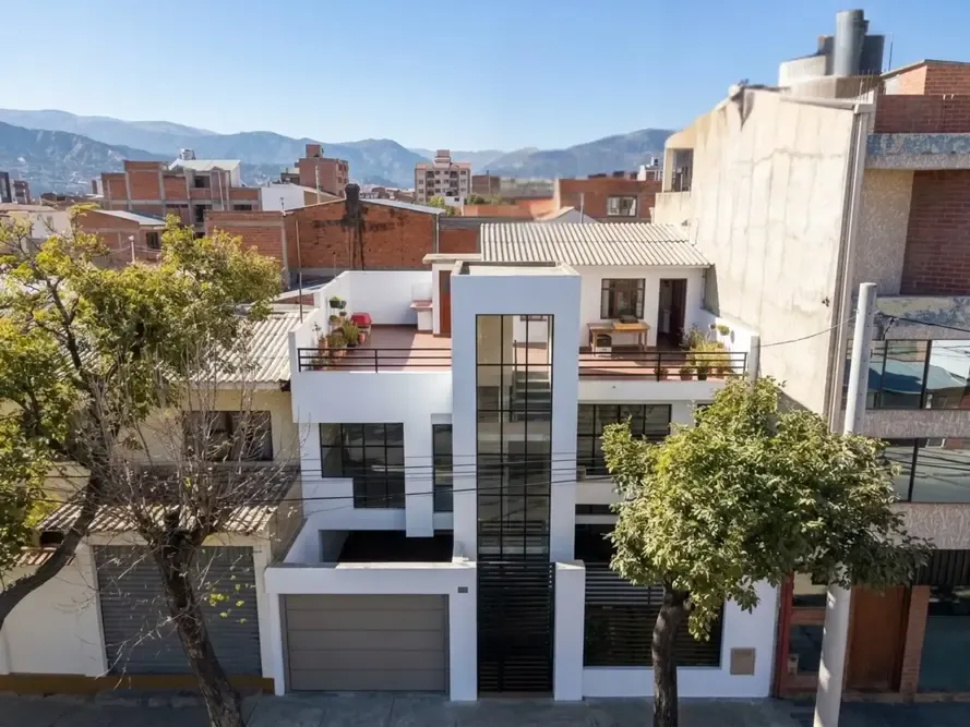 Foto 1 de Casa de 3 plantas con 6 dormitorios en venta en el Noroeste de Tarija