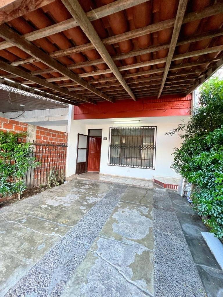 Foto 2 de Casa en Alquiler – Av. Charcas (1er y 2do anillo)